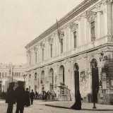 Progettato nel 1837 dall�architetto Vincenzo Capirri, il palazzo di color rosso mattone si sviluppa su due piani seguendo lo stile tipico dei palazzi dell�Ottocento: ampi finestroni al piano superiore, paraste in pietra di ordine ionico e porticati di sette campate al piano terra (foto di Michele Ficarelli tratta da �Bari vecchia: strade, vicoli, corti e piazze� di Vito Antonio Melchiorre)